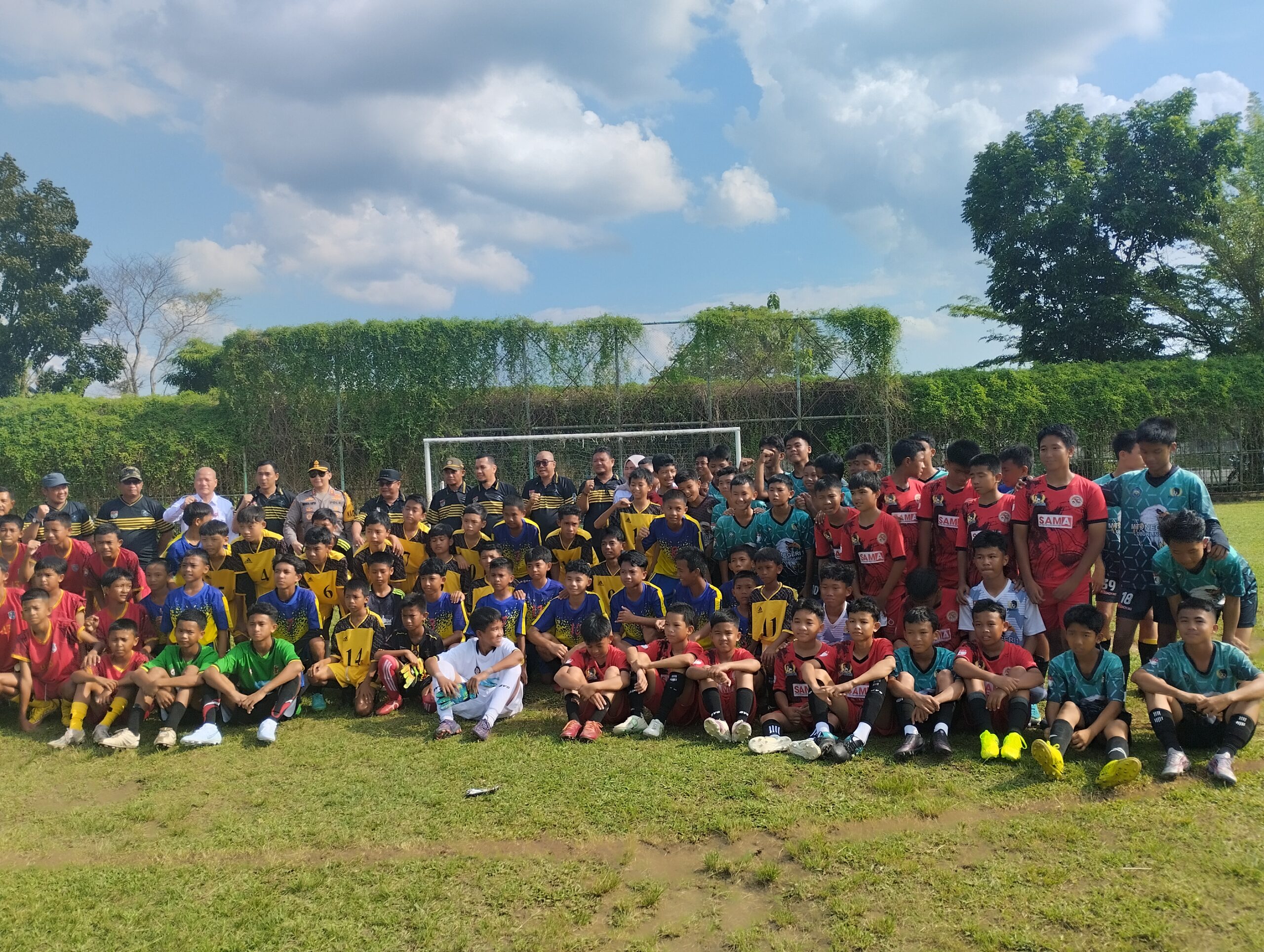 Pj walikota Lubuklinggau, Kadispora, Kapolres, Ketua PSSI Lubuklinggau beserta panitia dan berfose bersama peserta turnamen sepakbola walikota cup. Foto kojang