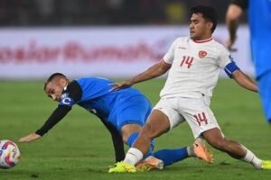 Kapten Timnas Indonesia Asnawi Mangkualam Berebut bola dengan pemain Filipina pada laga terakhir group F Kualifikasi Piala Dunia 2026 distadion GBK Selasa, 11 Juni 2024. Foto net