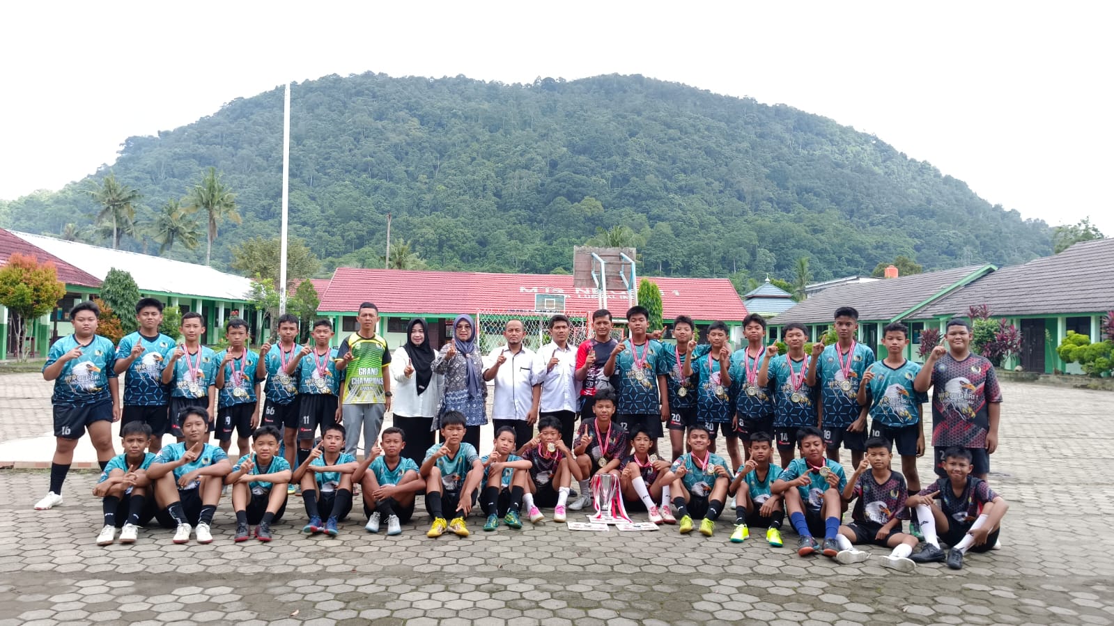 Tim Fumatsa Bersama Kepala sekolah Mtsn 1 Kota Lubuklinggau Arsiyanti, S.Pd.i, MM, Coach IAG dan dewan guru. Foto mtsn