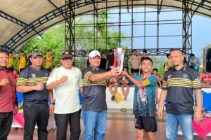 Kapten Tim Fumatsa Arsa Rafandika menerima Piala Juara Turnamen Sepakbola Walikota Cup U 15 Kota Lubuklinggau Tahun 2024 diserahkan oleh Asisten III Kota Lubuklinggau Herdawan didampingi Plt Kadispora dan Ketua Askot PSSI di Lapangan Sepakbola TOS, Sabtu, 29/6/2024. Foto Kazam