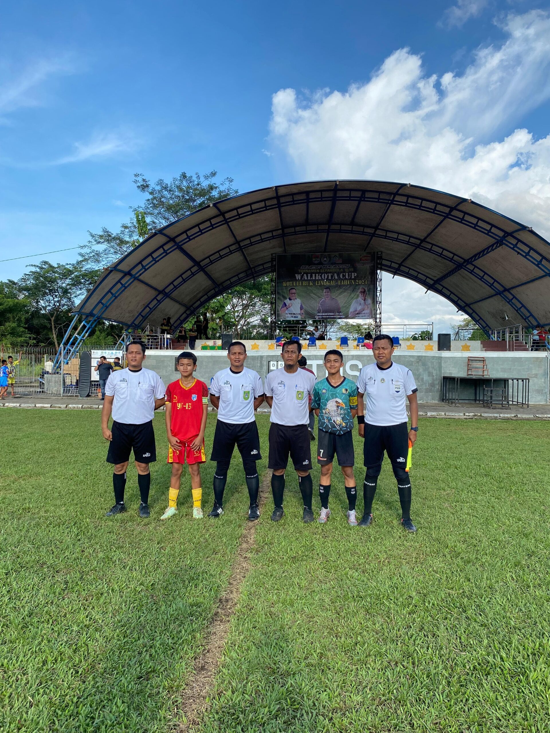 Wasit pertandingan bersama Kapten Tim YF 13 dan Fumatsa. Foto Kojang