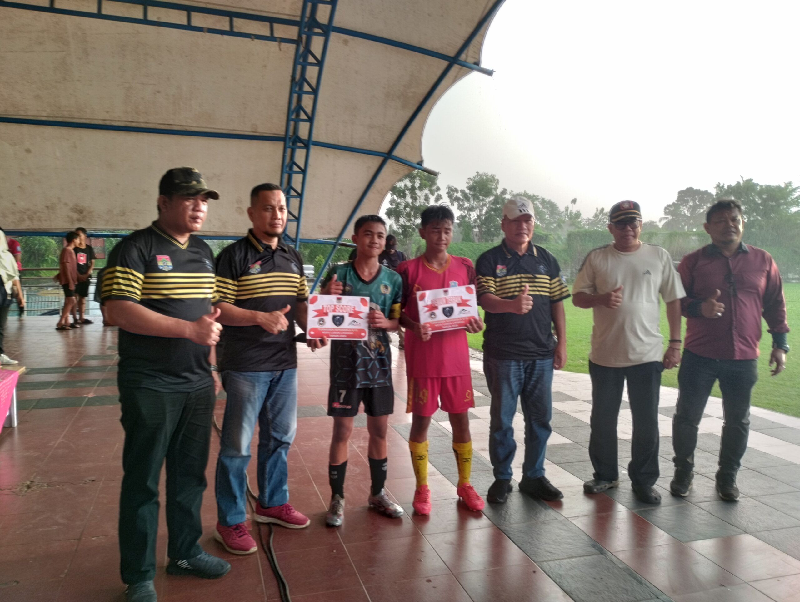 Top score Arsa Rafandika ( Fumatsa ) dan Best Player Pangeran Juang Permana ( YF 13 ). Foto Kojang