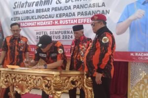 Pasangan bakal calon Walikota dan Wakil Walikota Lubuklinggau H.Rachmat Hidayat dan H. Rustam Effendi menandatangani MOU dukungan Pemuda Pancasila Kota Lubuklinggau didampingi Ketua MPC PP Kota Lubuklinggau Alfiansyah Hasan dan Sekretaris Ica Progres, Sabtu, 24/08/2024 dihotel sempurna Lubuklinggau. Foto Koleksi MPC PP