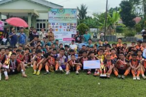 Kepala Dinas Perkim Kota Lubuklinggau Febrio Fadillah bersama para juara dan panitia Turnamen sepakbola Usia 14 Tahun PS.PGRI CUP 2024 dilapangan eks Kompi Taba pingin selasa 24 Desember 2024./Foto Panitia