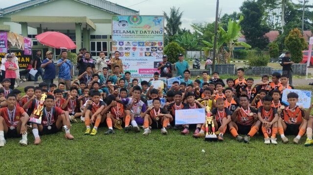 Kepala Dinas Perkim Kota Lubuklinggau Febrio Fadillah bersama para juara dan panitia Turnamen sepakbola Usia 14 Tahun PS.PGRI CUP 2024 dilapangan eks Kompi Taba pingin selasa 24 Desember 2024./Foto Panitia