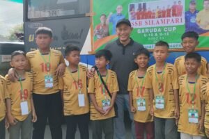 Walikota terpilih kota Lubuklinggau H. Rachmat Hidayat bersama pemain sepakbola Usia 10 tahun dari SSB Silampari Lubuklinggau yang akan berangkat ke Jakarta Mewakili Sumsel pada event sepakbola U10 Garuda Cup 2025./foto Ujang