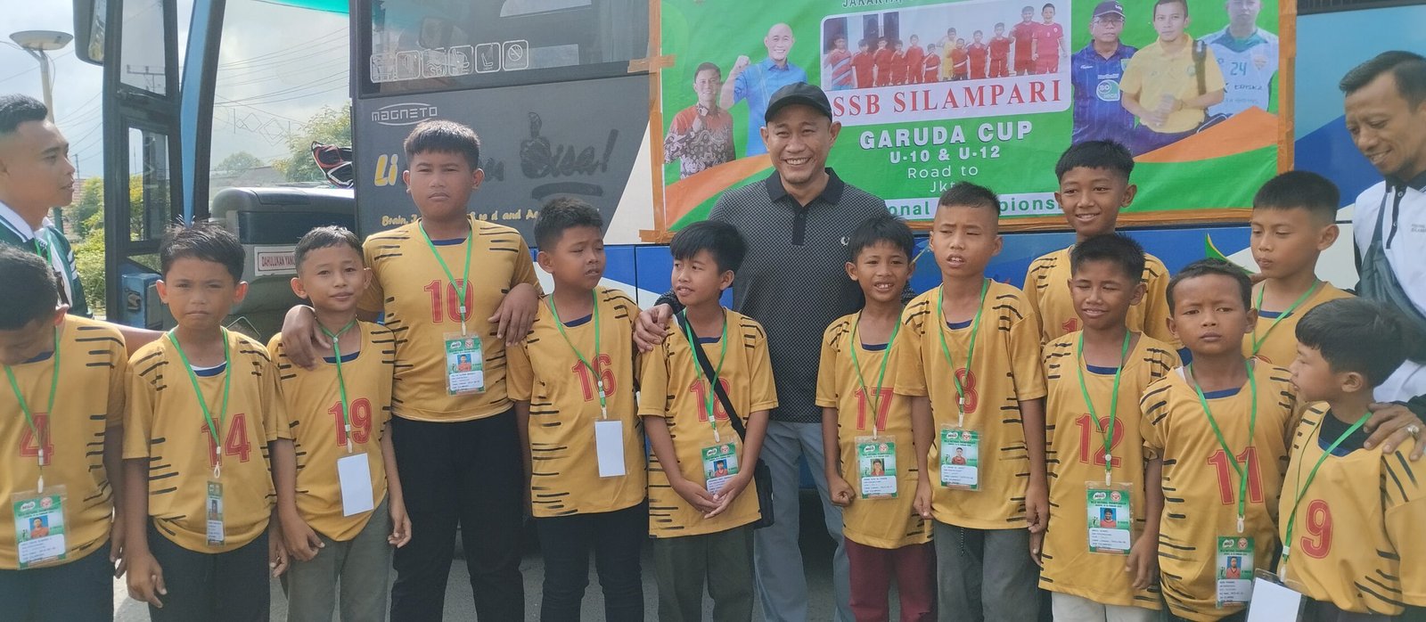 Walikota terpilih kota Lubuklinggau H. Rachmat Hidayat bersama pemain sepakbola Usia 10 tahun dari SSB Silampari Lubuklinggau yang akan berangkat ke Jakarta Mewakili Sumsel pada event sepakbola U10 Garuda Cup 2025./foto Ujang