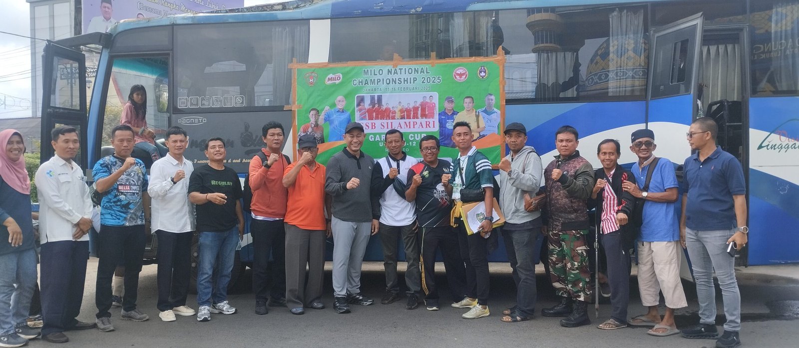 Pelatih dan Official tim SSB Silampari serta orangtua pemain berfoto bersama walikota terpilih Kota Lubuklinggau pada acara pelepasan tim sepakbola Usia 10 tahun yang akan mengikuti Garuda Cup U 10 di Jakarta./Foto ujang