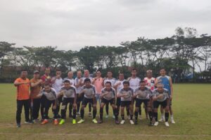 Pemain dan official tim Ps. Korpri U 45 Kota Lubuklinggau berfoto bersama menjelang pertandingan melawan Ps. Korpri Lahat sabtu 14 Juni 2025 dilapangan sepakbola gelora serame lahat./foto Ridho
