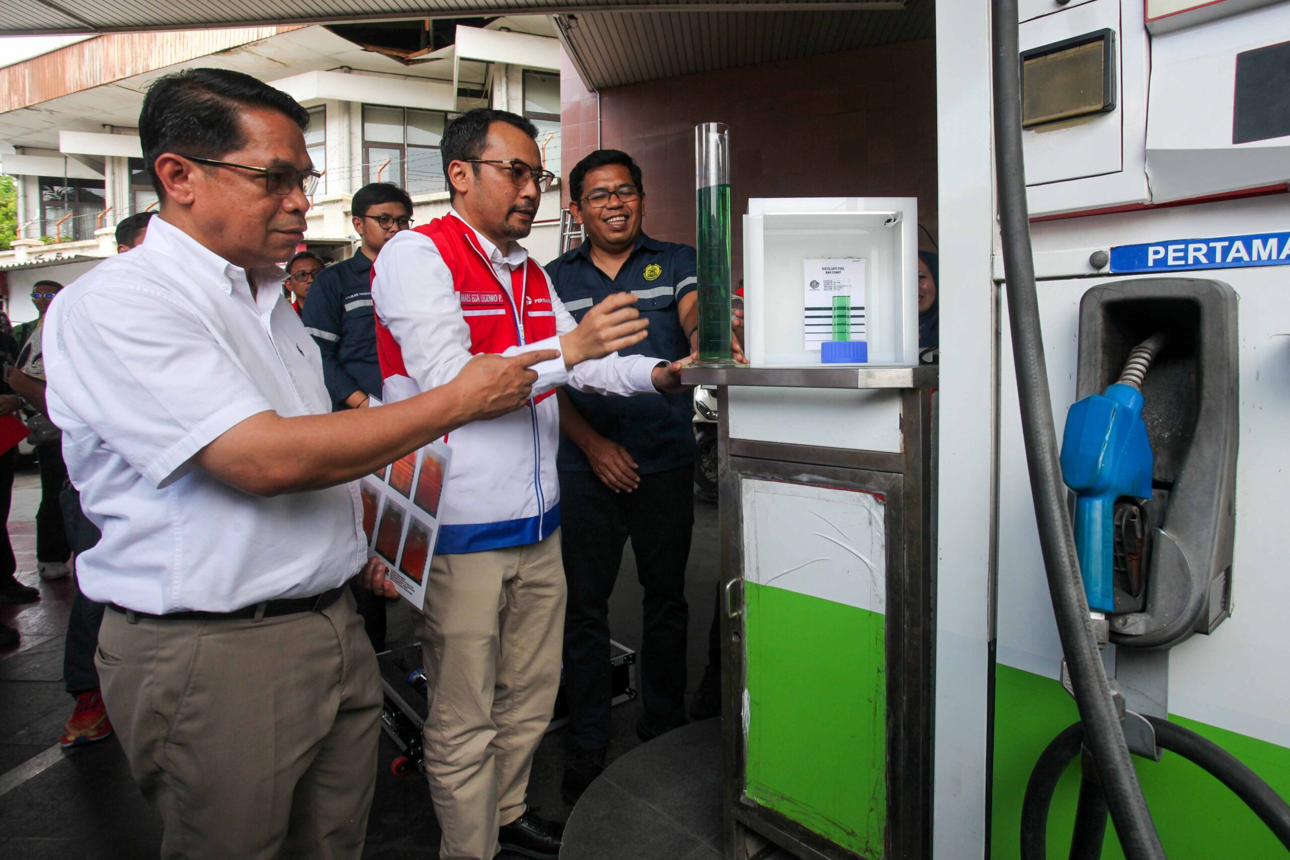 antarafoto-uji-mutu-bbm-di-surabaya-1761810817